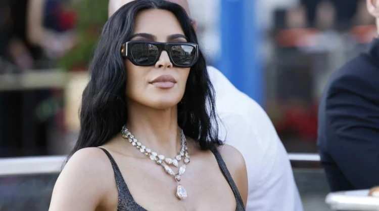 <p>SİLAHLI SOYGUNDA &Ccedil;ALINMIŞTI</p>

<p>Soyguncular, Kardashian'ın aralarında Kanye West'in hediye ettiği 4 milyon dolarlık nişan y&uuml;z&uuml;ğ&uuml;n&uuml;n de bulunduğu yaklaşık 6 milyon dolar değerindeki m&uuml;cevherlerini &ccedil;almıştı.</p>

<p>&nbsp;</p>
