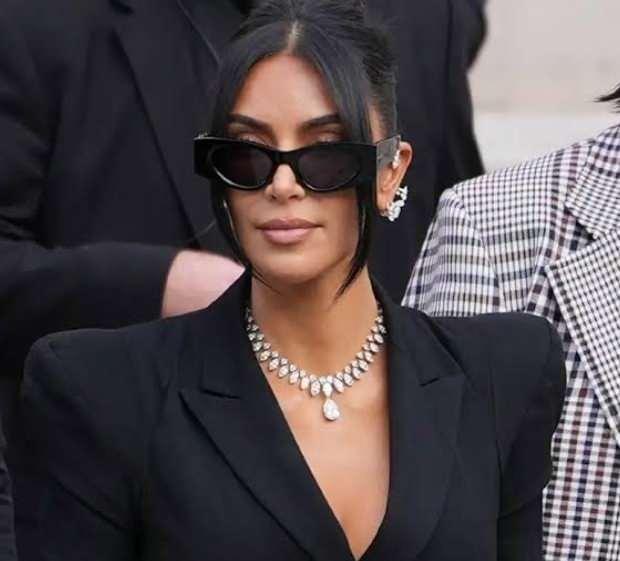 <p>Kim Kardashian, 3 Ekim 2016'da Paris'te kaldığı l&uuml;ks otelde beş maskeli kişinin silahlı soygununa uğramıştı.&nbsp;</p>

<p>&nbsp;</p>
