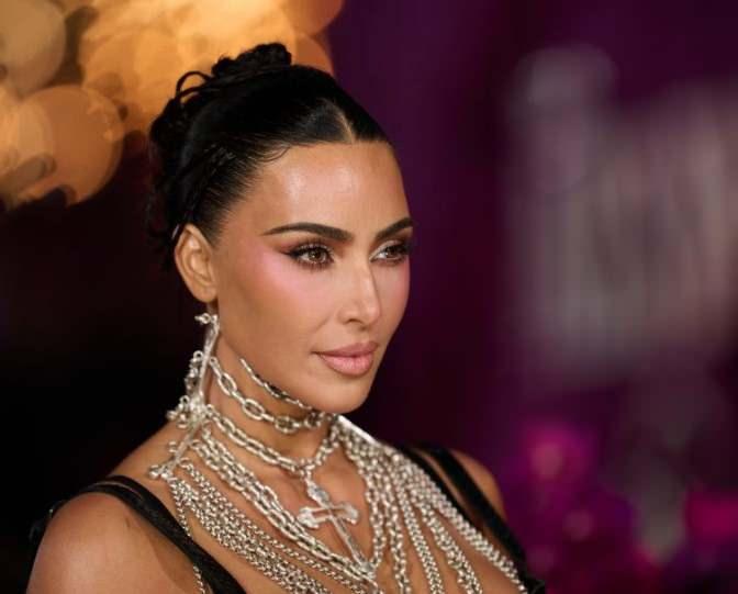 <div>Yaşananları daha sonra &ldquo;hayatımın en korkun&ccedil; deneyimi&rdquo; olarak tanımlayan Kardashian, olayın kendisi ve ailesi &uuml;zerinde kalıcı etkiler bıraktığını belirtmişti.</div>
