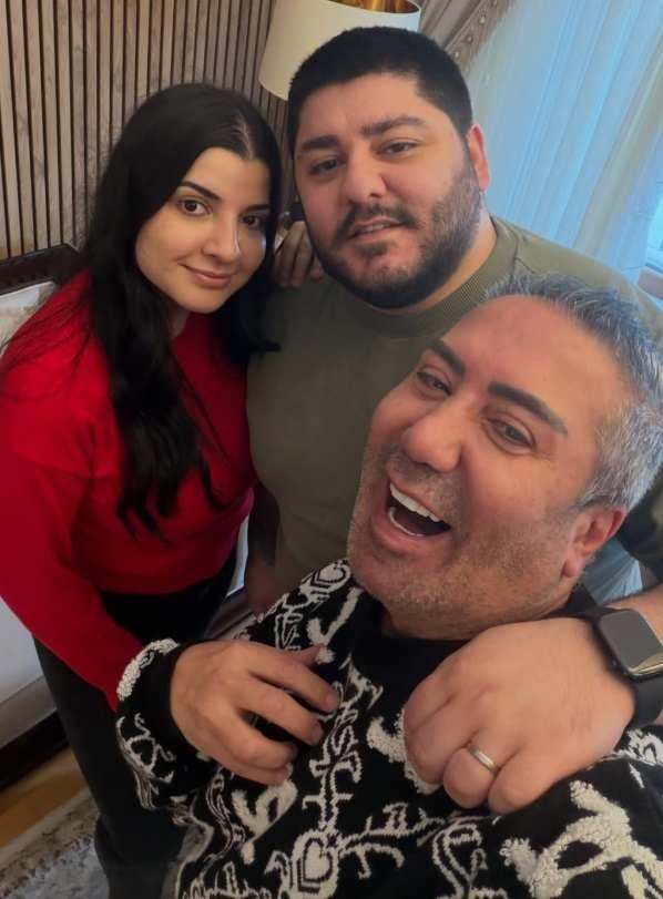 <p><strong>Oğlunun evine giden Murat &Ouml;v&uuml;&ccedil;, burada yaptığı paylaşımlarla Burak Can'ın artık yalnız yaşadığını ve evliliğin sonlandığını duyurdu.</strong></p>

