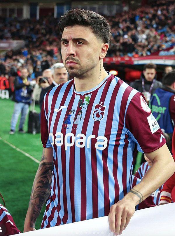 <p><strong>Trabzonspor'da forma giyen, milli futbolcu Ozan Tufan, eşinin sosyal medya hesabından paylaştığı fotoğraftaki ayakkabıları ile g&uuml;ndem oldu.</strong></p>
