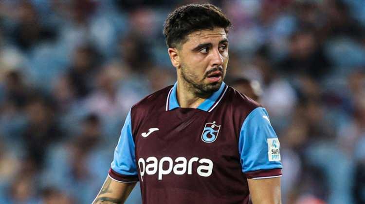 <p><strong>Ozan Tufan'ın sadece ayakkabılarının g&ouml;r&uuml;n&uuml;m&uuml; değil fiyatı da dikkat &ccedil;ekti. Ayakkabının etiket fiyatının 81 bin TL olduğu ortaya &ccedil;ıktı.</strong></p>
