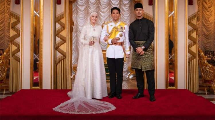 <p>Brunei Sultanı'nın yeğeni olan ve kişisel serveti tamamen kraliyet ailesinin petrol ve doğal gaz kaynaklarına dayanan Faiq Bolkiah'ın net servetinin yaklaşık 19 milyar euro olduğu belirtildi.</p>
