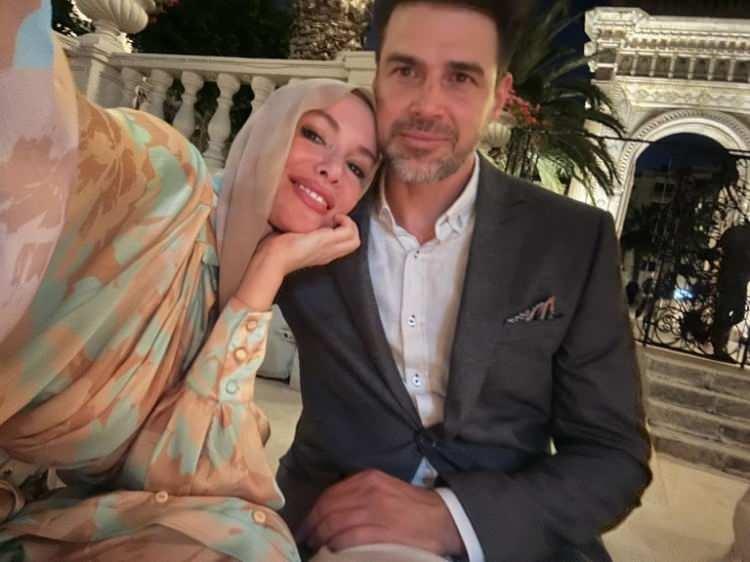 <p>Eşinin hayatındaki yerini ve kendisine verdiği desteği vurgulayan Strik, <strong>"G&uuml;l&uuml;msediğinde ruhumu aydınlatıyorsun" </strong>ifadelerini kullandı.&nbsp;</p>

<p>&nbsp;</p>
