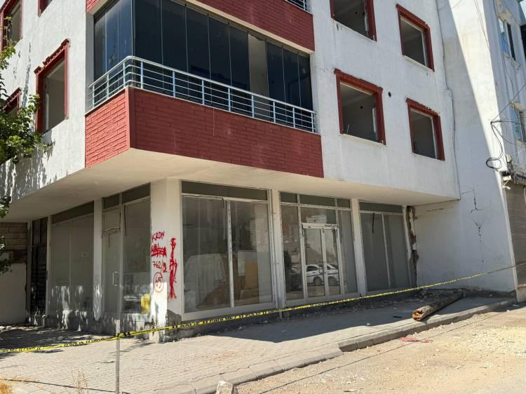 <p><span style="color:rgb(51, 51, 51)">Binada &ccedil;atırdama sesleri duyan vatandaşlar binanın yıkılacağını d&uuml;ş&uuml;nerek korku yaşadı. Vatandaşlar 112 Acil &Ccedil;ağrı Merkezi'ni arayarak bilgi verdi. Olay yerine polis ekipleri, AFAD ekipleri sevk edildi. Olay yerine gelen ekipler g&uuml;venlik &ouml;nlemleri aldı.</span><br />
<span style="color:rgb(51, 51, 51)">Mahalle sakinleri binanın biran &ouml;nce yıkılmasını talep etti.</span></p>
