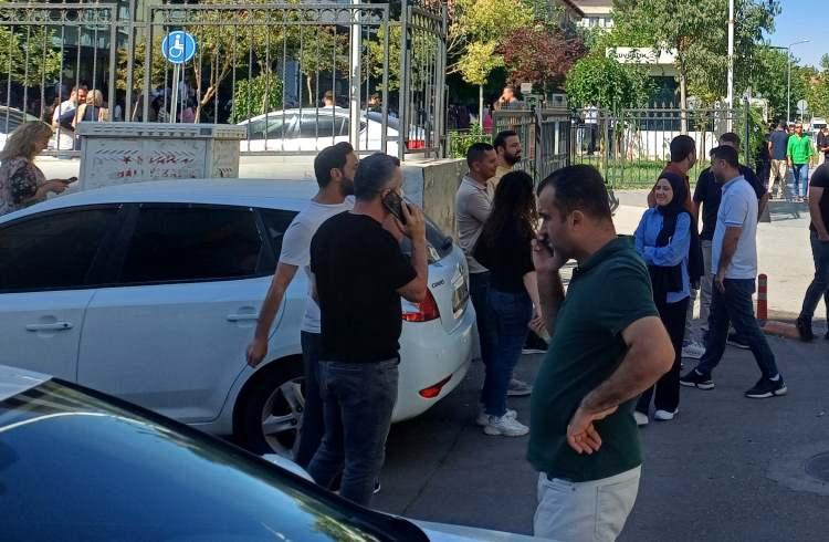 <p>Şanlıurfa'da meydana gelen depremde vatandaşlar panikle kendini dışarı attı.&nbsp;</p>
