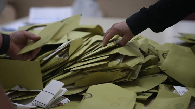 <p>AK Parti birinci sıradaki yerini korurken ana muhalefet Yeni Parti ile arasındaki oy farkı dikkat &ccedil;ekti.</p>
