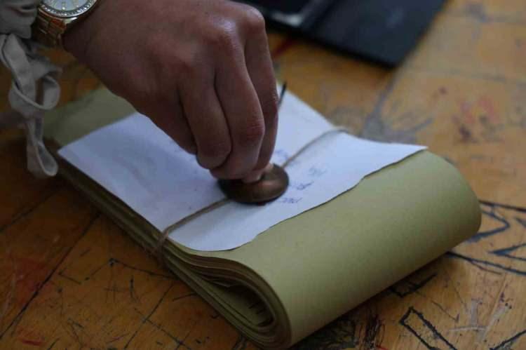 <p>Mansur Yavaş&rsquo;ın adaylığı, Yeni Parti&rsquo;nin i&ccedil; sorunlarının bir par&ccedil;asına d&ouml;n&uuml;şm&uuml;ş durumda.</p>

<p>Mansur Yavaş &ldquo;Devletimin yanındayım&rdquo; derken, Yeni Parti&rsquo;nin k&uuml;resel g&uuml;&ccedil;lerden medet umma tutumundan vazge&ccedil;ip ge&ccedil;mediği de ayrıca tartışılıyor.</p>

<p>Hasılı, yeni bir se&ccedil;im g&uuml;ndemi oluşmuşken Cumhur İttifakı kendi g&uuml;c&uuml;n&uuml; muhafaza ediyor. Muhalefetin nasıl şekilleneceğine dair ise kırk senaryo var.</p>

<p>Zaman her şeyin ilacıdır. Fakat muhalefetin bu dağınıklığına zamanın ila&ccedil; olup olmayacağından &ccedil;ok emin değilim.</p>
