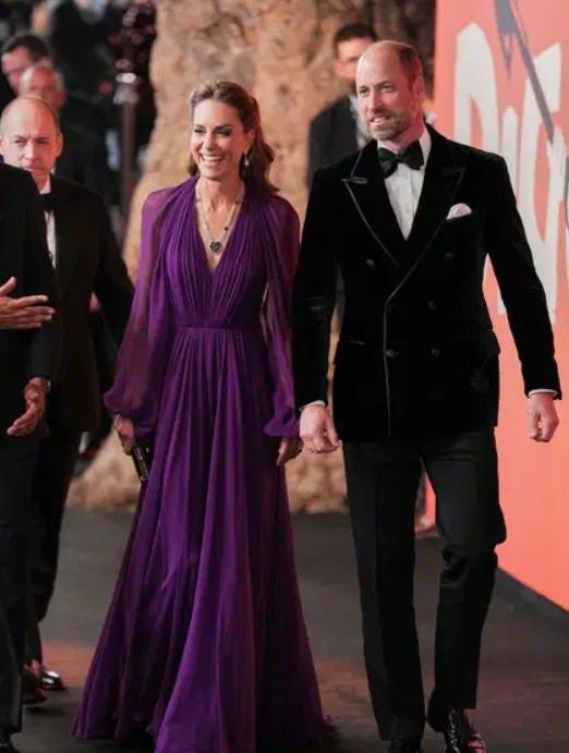 <p>Galaya bir&ccedil;ok &uuml;nl&uuml; ismin yanı sıra Kraliyet Ailesinden Prens William ve Galler Prensesi Kate Middleton da yer aldı.&nbsp;</p>
