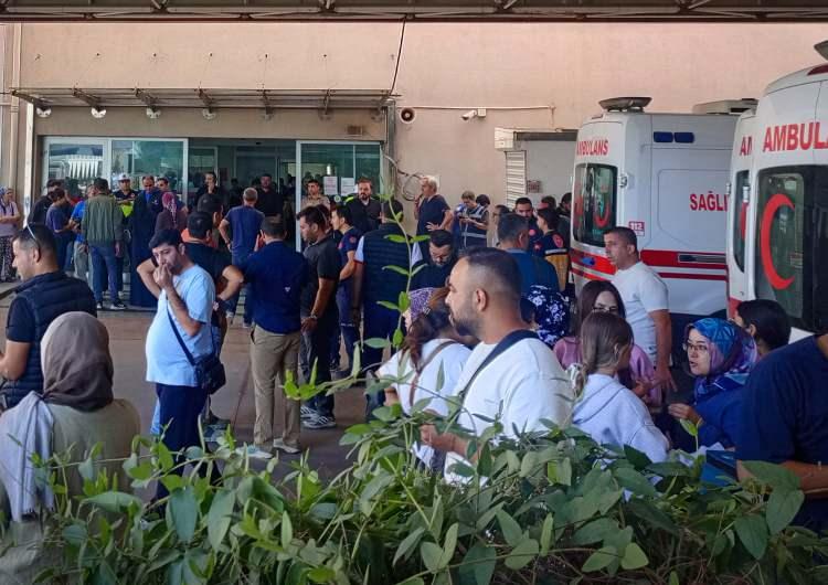 <p>D&uuml;n sabah saat 07.59 sıralarında yaşanan korkun&ccedil; olay okulun 9-C sınıfında eğitim g&ouml;ren H.O., &ouml;ğrencilerin okula giriş yaptığı sırada av t&uuml;feğiyle ateş a&ccedil;tı.</p>

<p>Saldırının ardından olay yerinden yaya olarak uzaklaşan ş&uuml;pheli, yaklaşık iki saat sonra polis ekiplerince yakalanarak g&ouml;zaltına alındı.</p>

<p>&nbsp;</p>

