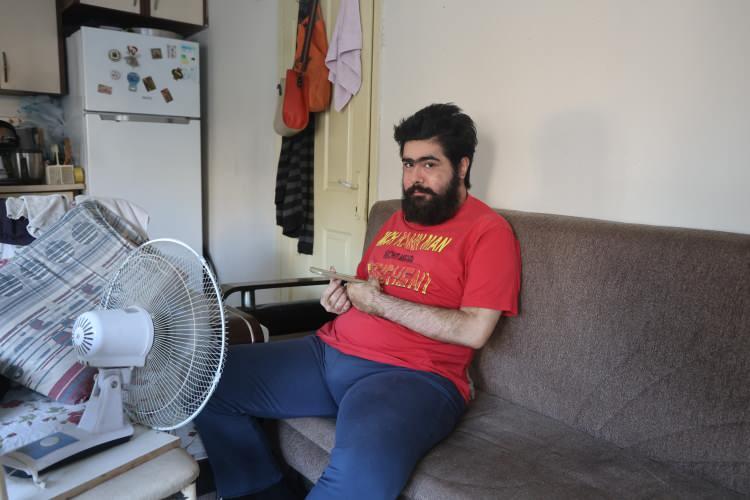 <p><span style="color:rgb(51, 51, 51)">Depremde hem evlerini hem yakınlarını kaybeden aile, &uuml;&ccedil; yıldır zorlu bir s&uuml;re&ccedil;le m&uuml;cadele ediyor. Depremin ardından yaşama hevesini kaybeden ve okuduğu &uuml;niversiteyi yarıda bırakarak s&uuml;rekli bilgisayar ve cep telefonuyla oynamaya başlayan Barış &Ouml;zbay, sanal d&uuml;nyaya bağımlı hale gelerek hayat hikayesiyle T&uuml;rkiye'nin dikkatini &ccedil;ekmişti.&nbsp;</span></p>
