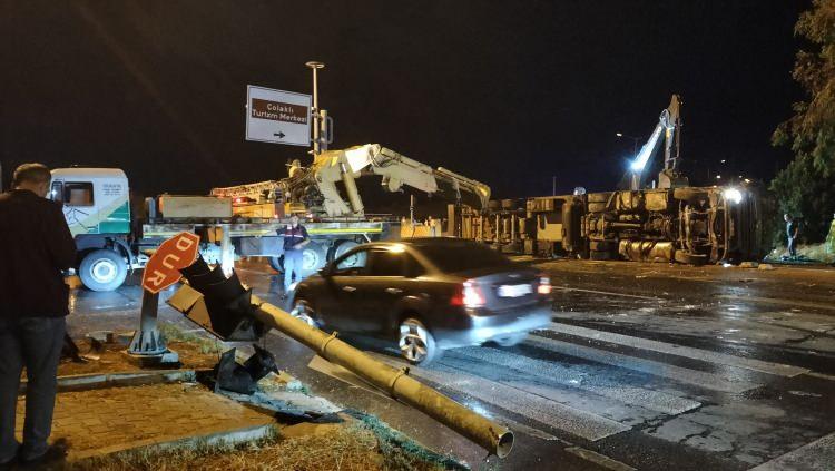 <p>Kaza, d&uuml;n akşam saatlerinde Antalya&rsquo;nın Manavgat il&ccedil;esinde, Manavgat-Alanya D-400 kara yolu &Ccedil;olaklı Mahallesi S&uuml;ral Kavşağı&rsquo;nda meydana geldi.</p>
