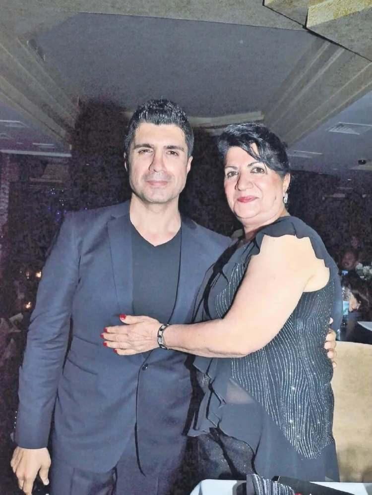 <p><strong>&Ouml;ZCAN DENİZ HAKKINDA ŞİKAYETTE BULUNDU</strong></p>

<p>&nbsp;</p>

<p>&Ouml;zcan Deniz&rsquo;in ablası Yurda Deniz, annesi Kadriye Deniz&rsquo;in hastalık s&uuml;recinde &Ouml;zcan Deniz&rsquo;i hedef almış ve konu yargıya taşınmıştı.</p>
