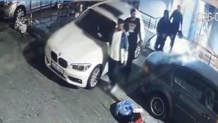 <p>'TABANCANIN DİPÇİK KISMIYLA BAŞIMIZA VURUYORDU'</p>
<p>Görkem Serkan T.’nin ifadesinin devamında, "Bir süre sonra Yusuf isimli şahıs gitti ve sonradan Zeki A. isimli şahıs yanımıza geldi. Zeki isimli şahısta tabanca vardı ve tabancanın dipçik kısmıyla sürekli olarak Hakan'ın ve benim başıma vuruyordu. Ertesi gün başımızda kimsenin olmadığı bir anda Hakan ayağa kalktı ve ayağı bağlıyken küçük adımlarla odanın dışına çıkıp geri geldi. Bir süre sonra da dairenin kapısı çaldı ve polis ekipleri 'Polis' diye bağırarak eve girdiler. Sonrasında bizi hastaneye götürüp sonrasında emniyete getirdiler" dediği öğrenildi.</p>