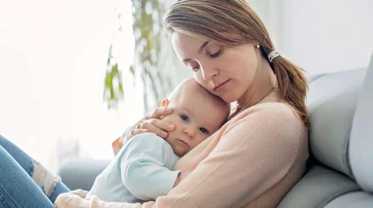 <p>Her gebelik kendine &ouml;zg&uuml; bir s&uuml;re&ccedil; olmakla birlikte, bazı gebeliklerde anne veya bebeğe ait &ccedil;eşitli fakt&ouml;rler nedeniyle daha yakın takip gerekebiliyor. Anne adayında gebelik &ouml;ncesinde bulunan hipertansiyon, diyabet, kalp ve b&ouml;brek hastalıkları gibi sağlık sorunları, gebelik sırasında gelişen komplikasyonlar, ileri anne yaşı, &ccedil;oğul gebelikler, &ouml;nceki gebeliklerde yaşanan ciddi sorunlar veya bebeğin gelişimi ve yapısına ilişkin bazı bulgular gebeliğin riskli olarak değerlendirilmesine neden olabiliyor.</p>
