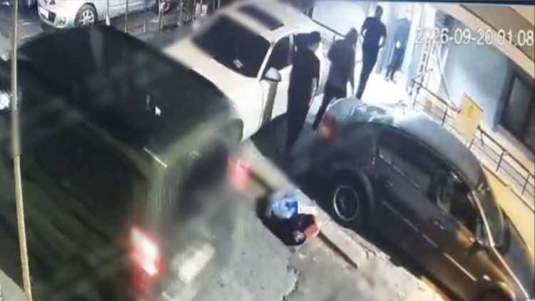 <p>'SIRTIMDA NAYLON ERİTTİLER'</p>
<p>Polis ekipleri tarafından kurtarılan Görkem Serkan T.'nin (25) ifadesinde, "Mahsun ile beraber olan Zaza isimli şahsı aradım ve beni öldürmemesi şartıyla yanına geleceğimi söyledim ve bana bir konum attı. Ben de farklı bir yer olmasını isteyerek Pendik Güzelyalı’da bulunan bir oto yıkamacıyı tarif ettim ve orada buluştuk. Beni gri renkli bir araca bindirdiler. Aracın içerisinde 4 kişilerdi ve hiçbirini tanımıyordum, beni darbetmeye başladılar. Otoban üzerinde bir yerde beni siyah renkli bir araca bindirdiler. Bu araçta da 4 kişi vardı ve bu kişilerden biri Yusuf isimli şahıstı. Araç içerisinde beni darbetmeye devam ettiler. Telefonumu benden gasbederek zorla şifrelerimi aldılar ve telefonumu kapattılar. Kısa süre sonra beni bir daireye çıkardılar ve benim elimi ayağımı ve ağzımı bağlayarak bir koltuğa oturttular. Burada Yusuf isimli şahıs yanında kilolu sakallı ismini bilmediğim bir şahısla beraber bana sorular sorarak işkence yapmaya başladı. Sırtımda naylon erittiler. Yusuf isimli şahıs elinde bulunan bıçakla benim sağ elimin serçe parmağımı, gözümün sol tarafını, sağ kolumu derin bir şekilde kesti. Sonrasında da beni darp etmeye devam ettiler. Bir süre sonra Hakan’ı da yanıma getirdiler ve onu da bağlayarak darbetmeye başladılar. Onunda sırtında naylon erittiler" dediği öğrenildi.</p>
