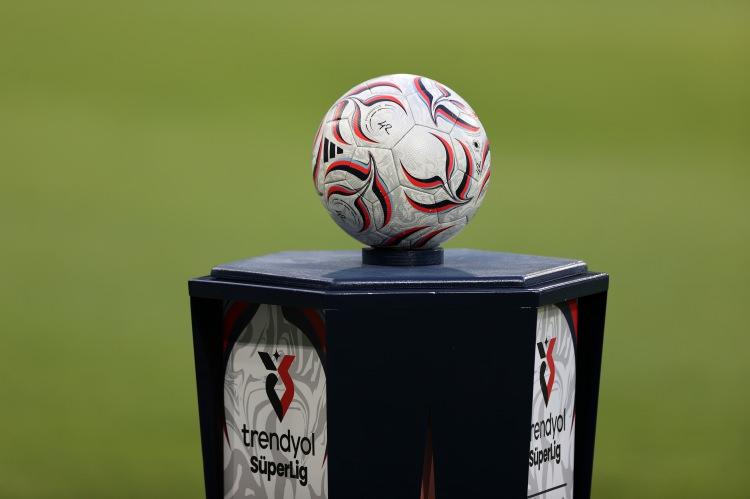 <p>Toplam 239 futbolcunun yeniden değerlendirildiği g&uuml;ncellemede ligin yıldız isimlerinden bazılarında &ouml;nemli d&uuml;ş&uuml;şler yaşanırken, gen&ccedil; ve gelişim potansiyeli y&uuml;ksek oyuncuların y&uuml;kselişi dikkat &ccedil;ekti.</p>
