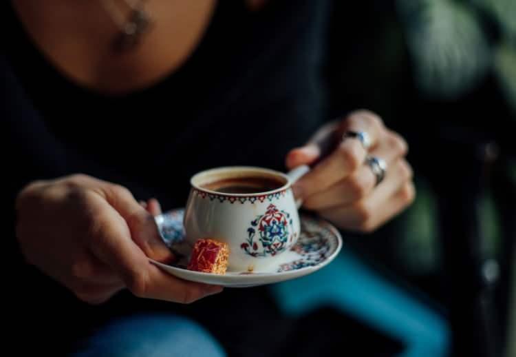 <p>Kardiyoloji Uzmanı Dr. &Ouml;ğr. &Uuml;yesi Akın Torun, 29 Eyl&uuml;l D&uuml;nya Kalp G&uuml;n&uuml; ve D&uuml;nya Kahve G&uuml;n&uuml; kapsamında kahvenin kalp sağlığı &uuml;zerindeki etkilerine ilişkin değerlendirmelerde bulundu.&nbsp;</p>
