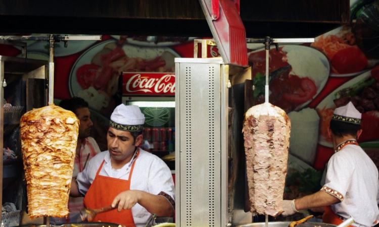 <p>2026 yılında yenilenen &ldquo;Top 21 Turkish Street Food&rdquo; sıralamasında zirve T&uuml;rkiye ile &ouml;zdeşleşen ve t&uuml;m d&uuml;nyada da severek t&uuml;ketilen d&ouml;ner oldu.</p>
