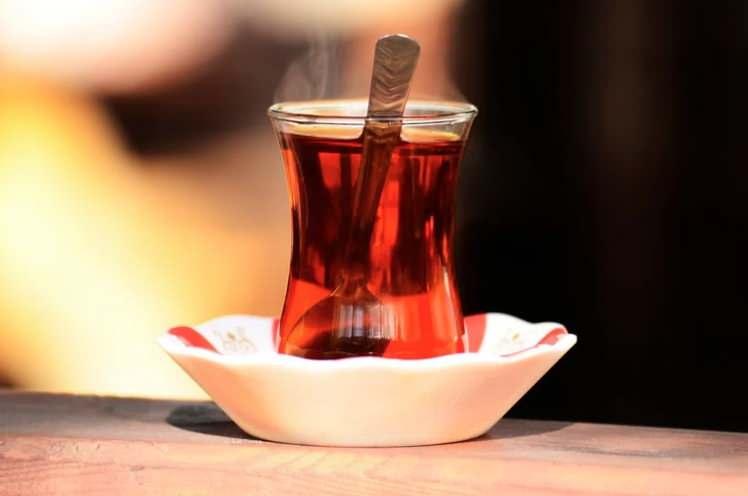 <p>&Uuml;lkemizde g&uuml;n&uuml;n her saati severek t&uuml;ketilen &ccedil;ayla ilgili uzmanlardan &ouml;nemli bir uyarı geldi.</p>
