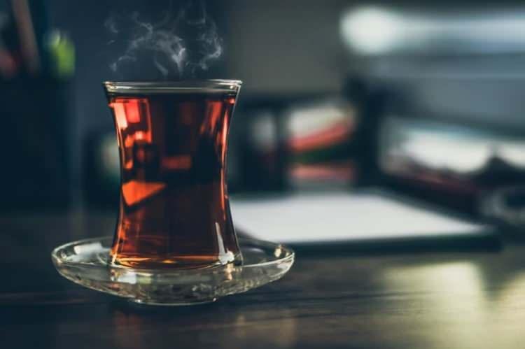 <p>Uzmanlar, kahvaltı ve yemeklerin vazge&ccedil;ilmezi olan &ccedil;ayın yemekle birlikte ya da yemekten hemen sonra t&uuml;ketilmesinin, besinlerden alınan demirin v&uuml;cut tarafından emilimini olumsuz etkileyebileceği konusunda uyarıyor.</p>
