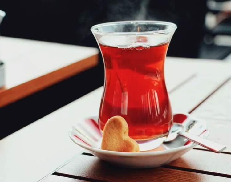 <p>Burada dikkat edilmesi gereken noktanın, &ccedil;ayın &ouml;zellikle demir i&ccedil;eren &ouml;ğ&uuml;nlerle aynı zamana denk getirilmemesi olduğu belirtiliyor.</p>

<p>&nbsp;</p>
