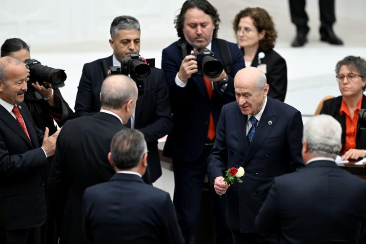 <p>Cumhurbaşkanı Erdoğan, konuşmasının ardından MHP Genel Başkanı Devlet Bah&ccedil;eli ile selamlaştı.&nbsp;</p>
