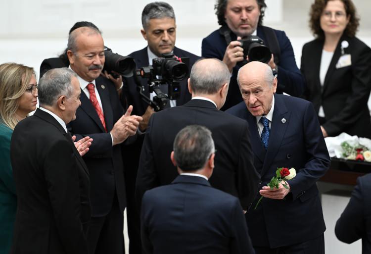 <p><span style="color:#B22222"><strong>BAH&Ccedil;ELİ'DEN ERDOĞAN'A JEST</strong></span></p>

<p>Bah&ccedil;eli, Cumhurbaşkanı Erdoğan'a kırmızı ve beyaz g&uuml;l verdi.</p>
