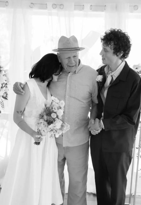 <p>Bruce Willis, en son Tallulah'ın m&uuml;zisyen Justin Acee ile 8 Ağustos'taki d&uuml;ğ&uuml;n&uuml;nde g&ouml;r&uuml;lm&uuml;şt&uuml;. &Uuml;nl&uuml; oyuncu, fotoğraflarda, yeni evli &ccedil;iftle birlikte g&uuml;l&uuml;ms&uuml;yordu.</p>

<p>&nbsp;</p>

