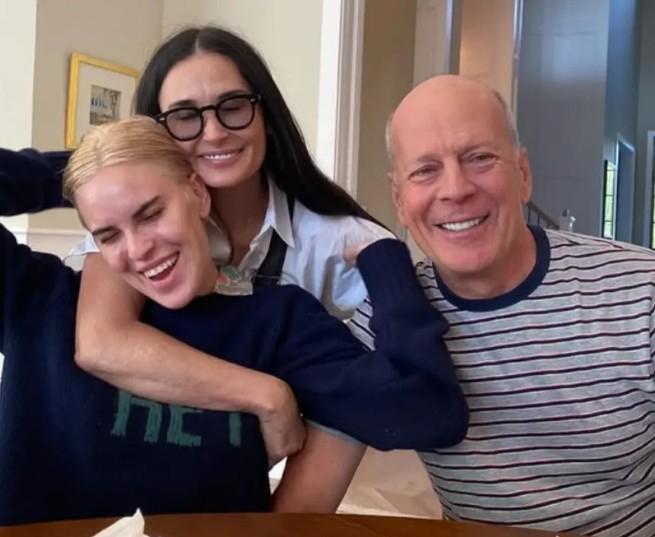 <p>Uzun s&uuml;redir g&ouml;zlerden uzak olan 71 yaşındaki Bruce Willis, kızının en &ouml;zel g&uuml;n&uuml;nde ailesinin yanında yer aldı.</p>
