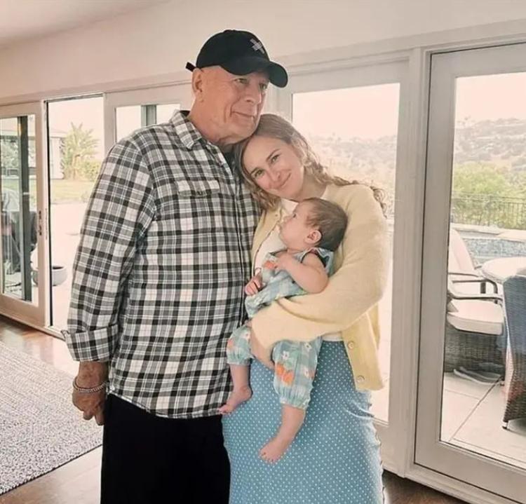 <p>Bruce Willis'in ailesi, oyuncunun sağlık durumuyla ilgili gelişmeleri zaman zaman kamuoyuyla paylaşırken, &uuml;nl&uuml; akt&ouml;r&uuml;n frontotemporal demans (FTD) tanısı aldığı 2023 yılında duyurulmuştu.</p>

<p>&nbsp;</p>
