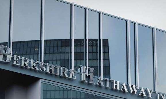 <p>Yaklaşık $144B (Milyar Dolar) mal varlığına sahiptir.</p>

<p>Yatırım holding şirketi Berkshire Hathaway'in CEO'su ve y&ouml;neticisidir.</p>
