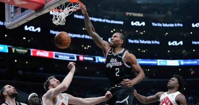 <p>Yaklaşık $180B (Milyar Dolar) mal varlığına sahiptir.</p>

<p>Microsoft'un eski CEO'su ve NBA takımı Los Angeles Clippers'ın sahibidir.</p>

