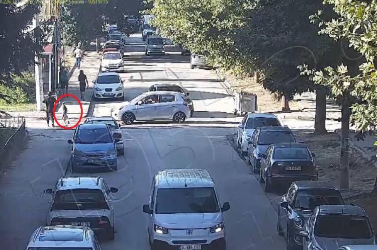 <p>Kaza, 3 Eyl&uuml;l'de Odunpazarı il&ccedil;esi Vişnelik Mahallesi&rsquo;nde meydana geldi.</p>

<p>&nbsp;</p>

<p>Fatoş Akıl Bilgesoy y&ouml;netimindeki 26 AFU 319 plakalı otomobil, annesi Merve Avli ile birlikte yolun karşısına ge&ccedil;mek isteyen Elif Mavi Avli&rsquo;ye &ccedil;arptı. İhbarla kaza yerine polis ve sağlık ekipleri sevk edildi.&nbsp;</p>
