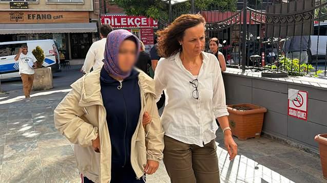 <p><span style="color:rgb(165, 42, 42)"><strong>G&Ouml;ZALTINA ALINDI</strong></span></p>

<p>&nbsp;</p>

<p>Kazanın ardından polisin g&ouml;zaltına aldığı otomobil s&uuml;r&uuml;c&uuml;s&uuml; Fatoş Akıl Bilgesoy, emniyetteki işlemlerinin ardından adliyeye sevk edildi.</p>

<p>&nbsp;</p>

<p>Kazadan 1 g&uuml;n sonra hazırlanan bilirkişi raporunda Merve ve kızı Elif Mavi Avli asli kusurlu bulunurken, s&uuml;r&uuml;c&uuml; Bilgesoy'un tali kusurlu olduğu belirtildi. Mahkemeye &ccedil;ıkarılan Bilgesoy'a 'Taksirle &ouml;l&uuml;me sebep olmak' su&ccedil;undan 'Konutu terk etmeme' <span style="color:rgb(165, 42, 42)"><strong><em>adli kontrol kararı verildi.</em></strong></span></p>
