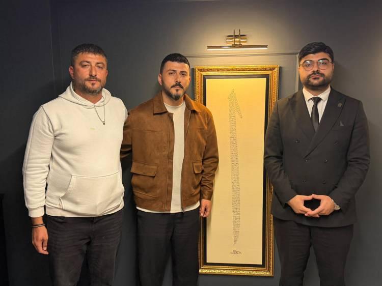 <p><span style="color:#A52A2A"><strong>"T&Uuml;RK ADALETİNE G&Uuml;VENİYORUM"</strong></span></p>

<p>&nbsp;</p>

<p>Kazada &ouml;len Elif Mavi'nin babası Fatih Avli, bilirkişi raporunda eşi ve kızına kusur verilmediğini hatırlatarak,<strong><em> "Bizi en &ccedil;ok etkileyen konulardan biri de buydu, eşim &ccedil;ok su&ccedil;landı. Bunun ortaya &ccedil;ıkmasını istiyorduk. 'Kusurlu değilim' diyordu ve kusurun belgeli olarak şu anda karşı tarafa ge&ccedil;mesi bir nebze de olsa tabii i&ccedil;imizi rahatlattı. T&uuml;rk adaletine g&uuml;veniyorum, inşallah hayırlı bir sonu&ccedil; alacağız." </em></strong>dedi.</p>
