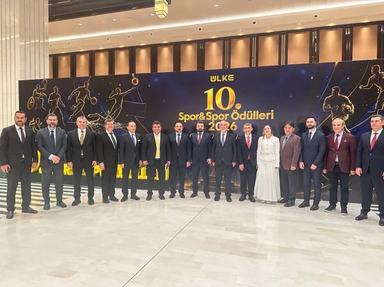 <p>&Uuml;lke TV&rsquo;nin bu yıl 10&rsquo;uncusunu d&uuml;zenlediği Spor&Spor &Ouml;d&uuml;lleri, spor, siyaset, medya ve iş d&uuml;nyasından isimleri Ankara&rsquo;da bir araya getirdi.</p>

<p>&nbsp;</p>
