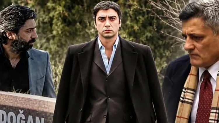 <p>Eski MİT personeli Kaşif Kozinoğlu'nun tutuklu bulunduğu Silivri Cezaevinde ş&uuml;pheli şekilde &ouml;l&uuml;m&uuml;ne ilişkin Silivri Cumhruriyet Başsavcılığınca y&uuml;r&uuml;t&uuml;len soruşturmada cezaevi &ccedil;alışanlarının yanı sıra Kozinoğlu'nun ş&uuml;pheli &ouml;l&uuml;m&uuml;yle paralel sahnelere yer verildiği iddia edilen Kurtlar Vadisi Pusu dizisine y&ouml;nelik incelemeler &ccedil;ok y&ouml;nl&uuml; devam ediyor.</p>
