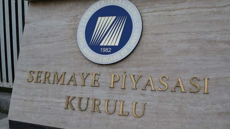 <p>İstanbul Cumhuriyet Başsavcılığı&rsquo;nın y&uuml;r&uuml;tt&uuml;ğ&uuml; fon soruşturmasında şirket ve fonlara y&ouml;nelik adli tedbirlerin yeniden değerlendirilmesini isteyen SPK&rsquo;nın yazısı ortaya &ccedil;ıktı.</p>
