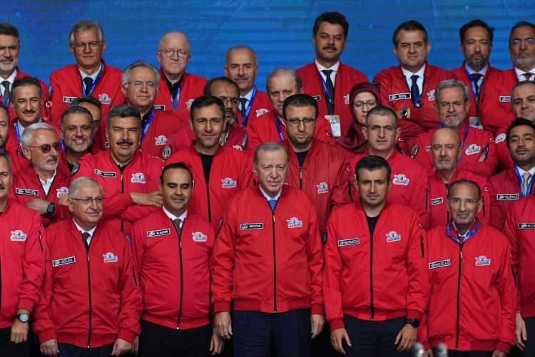 <p>Şanlıurfa&rsquo;daki festival alanını bizzat ziyaret eden Cumhurbaşkanı Erdoğan, etkinlik sahasında kurulan stantları inceleyerek teknoloji yarışmalarına katılan gen&ccedil;lerle bir araya geldi. Sahadaki yoğun kitleye hitap eden Erdoğan, T&uuml;rkiye&rsquo;nin yerli ve milli teknoloji hamlesi doğrultusunda katedilen mesafeye dair &ccedil;arpıcı rakamları paylaştı.</p>

<p>&nbsp;</p>

