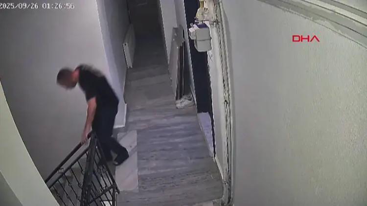 <p><strong>Kendisine m&uuml;dahale etmek isteyen bir polis memurunun, G&uuml;lter&rsquo;in hızlı hareket etmesi nedeniyle ona yetişemediği anlar da kayıtlara yansıyor.</strong></p>
