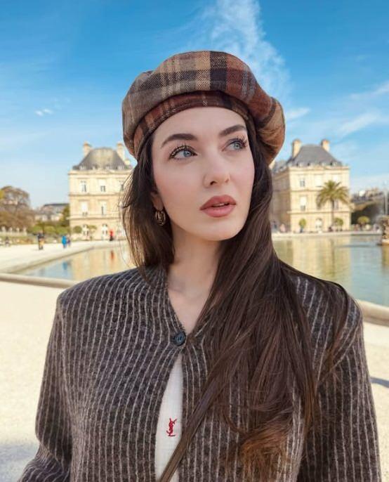<p>Moda, sanat ve sosyal yaşamın merkezlerinden biri olan kent, kozmopolit yapısıyla farklı g&uuml;zellik anlayışlarını bir arada barındırıyor.</p>

<p>İstanbul'un stil sahibi ve kendine has tarzlarıyla &ouml;ne &ccedil;ıkan g&uuml;zelliği, İstanbul kadınının zarafet dolu imajını etkiliyor. Yapay zekaya g&ouml;re T&uuml;rkiye'nin ve d&uuml;nyanın d&ouml;rt bir yanından gelen etkiler şehir kadının tarzını da diğer şehirlerden ayrı kılıyor.</p>

<p>&nbsp;</p>

<p>&nbsp;</p>
