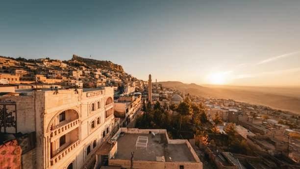 <p><strong>MARDİN: TARİHİN İZLERİNİ TAŞIYAN G&Uuml;ZELLİK</strong></p>

<p>&nbsp;</p>

<p>Mezopotamya'nın k&ouml;kl&uuml; ge&ccedil;mişini yansıtan Mardin, kendine &ouml;zg&uuml; mimarisi ve k&uuml;lt&uuml;rel zenginliğiyle listenin dikkat &ccedil;eken şehirlerinden biri oldu.</p>
