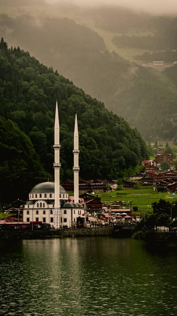 <p><strong>TRABZON VE RİZE: KARADENİZİN DOĞASI KADINLARIN G&Uuml;ZELLİĞİNİ ETKİLEDİ</strong></p>
