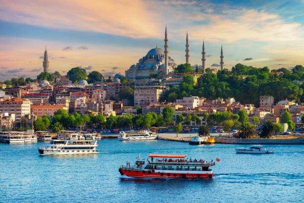 <p><strong>İSTANBUL: G&Uuml;ZELLİĞİN BULUŞMA NOKTASI</strong></p>

<p>&nbsp;</p>

<p>Farklı k&uuml;lt&uuml;rlerin ve yaşam tarzlarının bir araya geldiği İstanbul, listenin dikkat &ccedil;eken şehirlerinden biri olarak &ouml;ne &ccedil;ıktı.&nbsp;</p>
