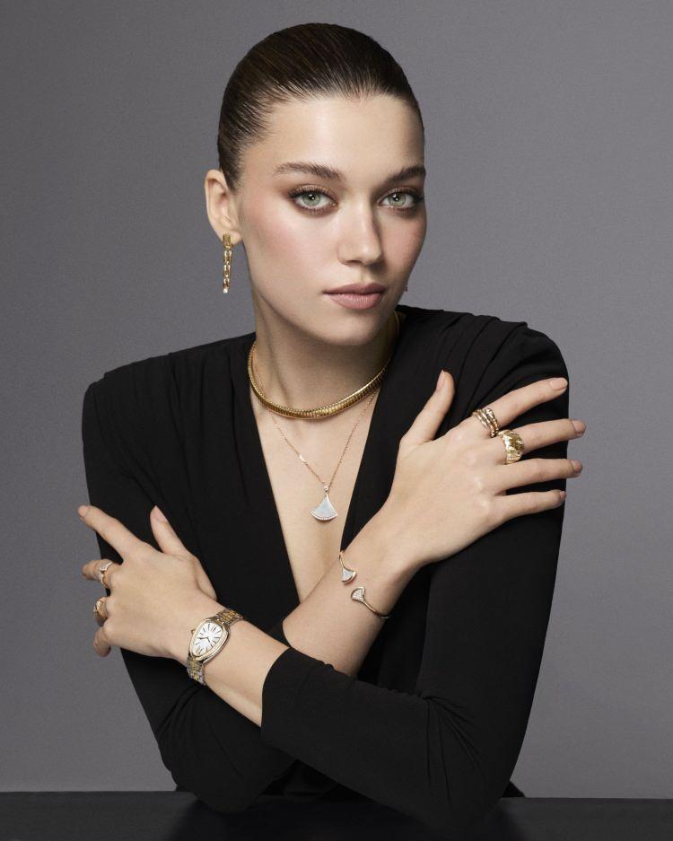 <p><strong>&ldquo;BUNA G&Uuml;L&Uuml;YORSUN&rdquo;</strong></p>
