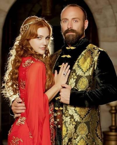 <p>Halit Ergen&ccedil; ve Meryem Uzerli, televizyon tarihinin en &ccedil;ok konuşulan yapımlarından &ldquo;Muhteşem Y&uuml;zyıl&rdquo;da hayat verdikleri S&uuml;leyman ve H&uuml;rrem karakterleriyle hafızalara kazınmıştı.</p>

<p>&nbsp;</p>
