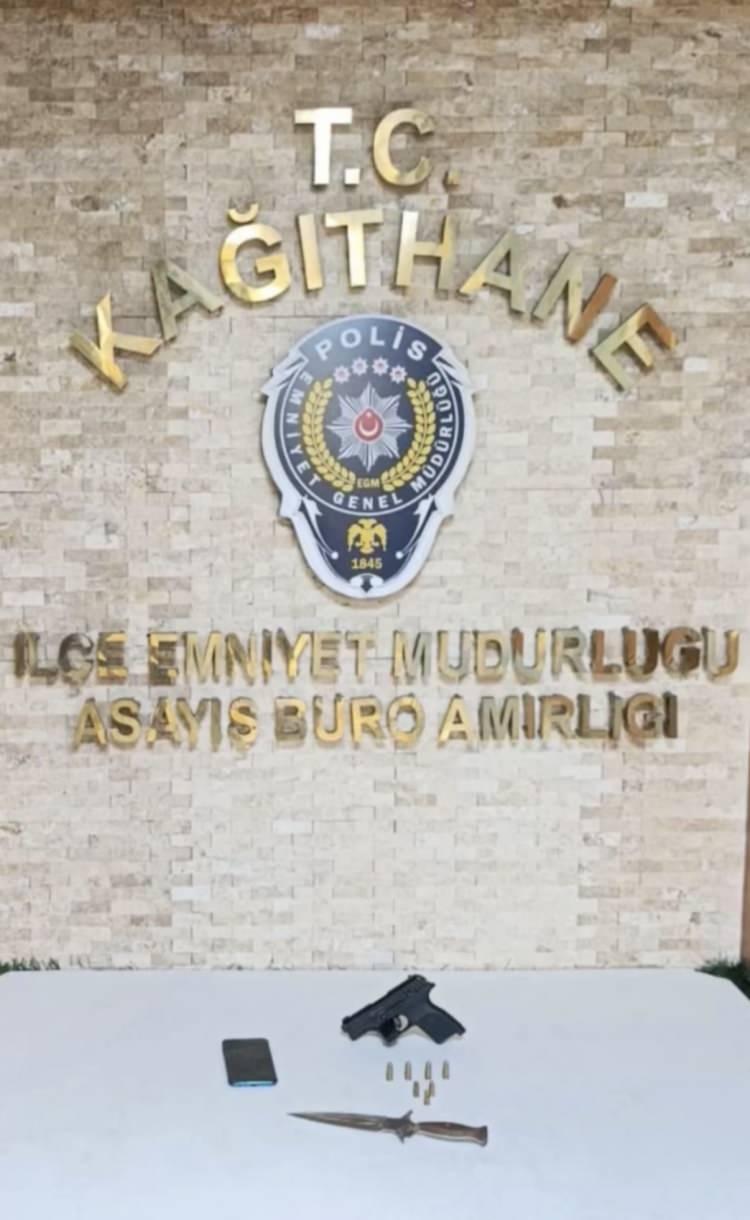 <p><span style="color:rgb(33, 37, 41)">İki kişinin binaya girdikten 3 gün sonra polis tarafından kurtarıldığı anlar ise cep telefonu kamerasına yansıdı.</span></p>