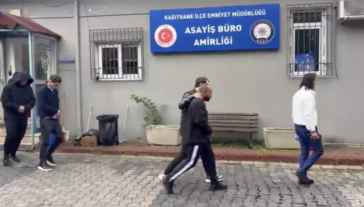 <p><span style="color:rgb(33, 37, 41)">Evde rehin tutulan Hakan Ç.’nin ise, 'Uyuşturucu madde kullanma' suçundan 1, Görkem Serkan T.’nin ise 'Uyuşturucu madde ticareti', 'Uyuşturucu madde kullanma', 'Hakaret' ve 'Taksirle yaralama' suçlarından emniyete 14 geliş kaydı olduğu öğrenildi. İşlemlerinin ardından adliyeye sevk edilen Zeki A., İdris A., Tarık O. ve Suat Eren D. çıkarıldıkları mahkemece tutuklandı.Hakan Ç. ile Görkem Serkan T. ise adli kontrol şartıyla serbest bırakıldı.</span></p>