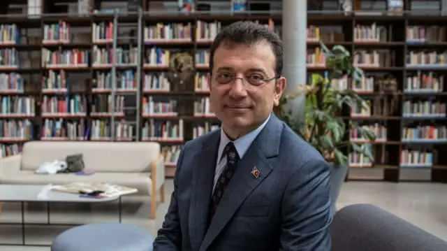 <p>Se&ccedil;im d&ouml;neminde belediye ile iş yapan bazı firmalardan kart, nakit veya benzeri taleplerde bulunulduğunu &ouml;ğrendim dedi. Sanık &Ouml;ner duruşmada, Ekrem İmamoğlu tarafından kendisine poşet i&ccedil;erisinde gayri resmi olarak verilen yıllık 100 bin dolar maaşı da anlattı.</p>
